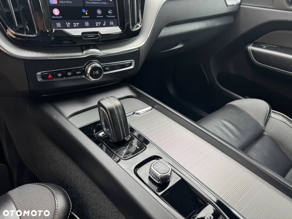 Volvo XC 60 B4 D AWD Plus Dark - 28