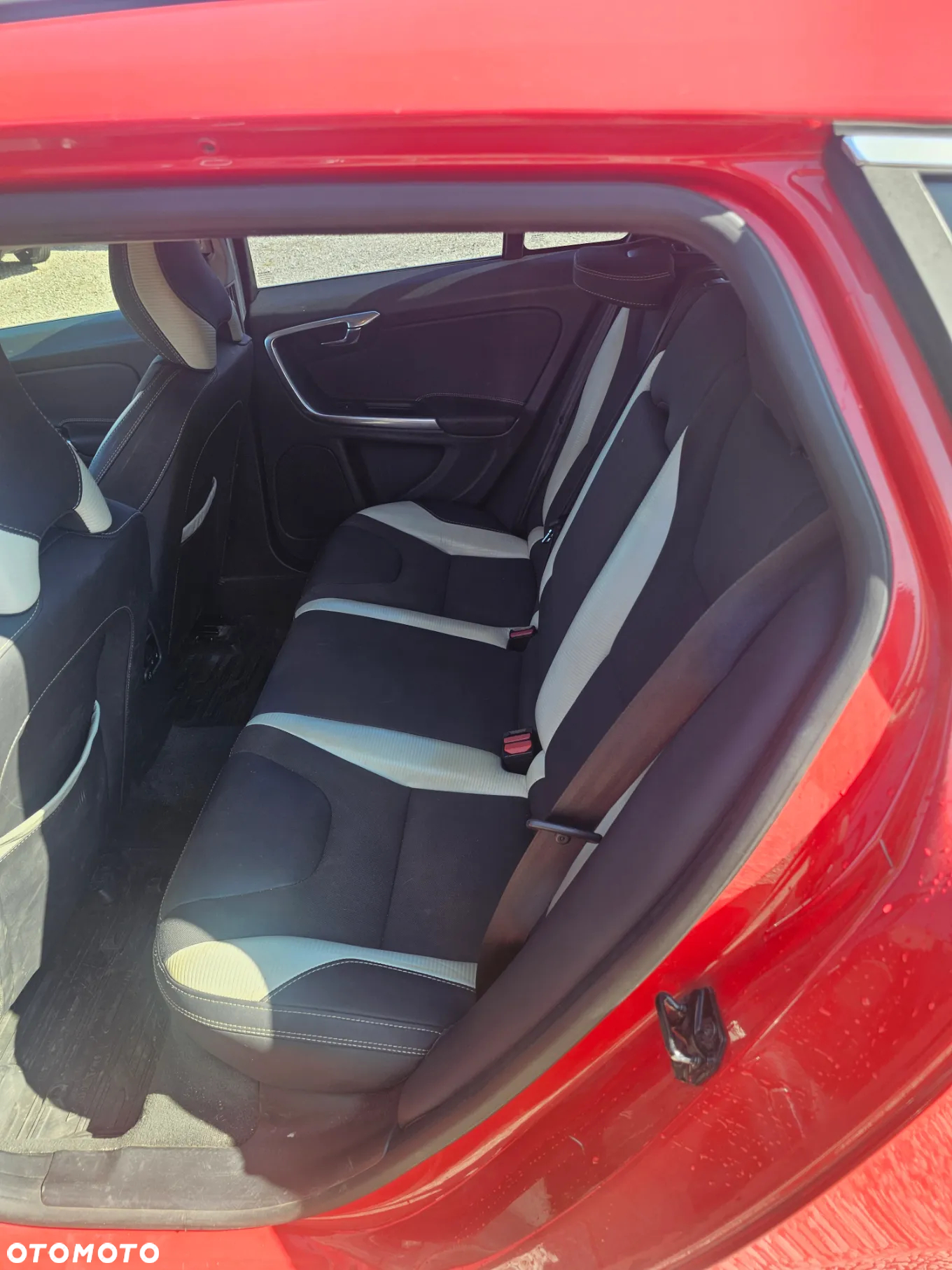 Volvo V60 D2 R-Design - 14