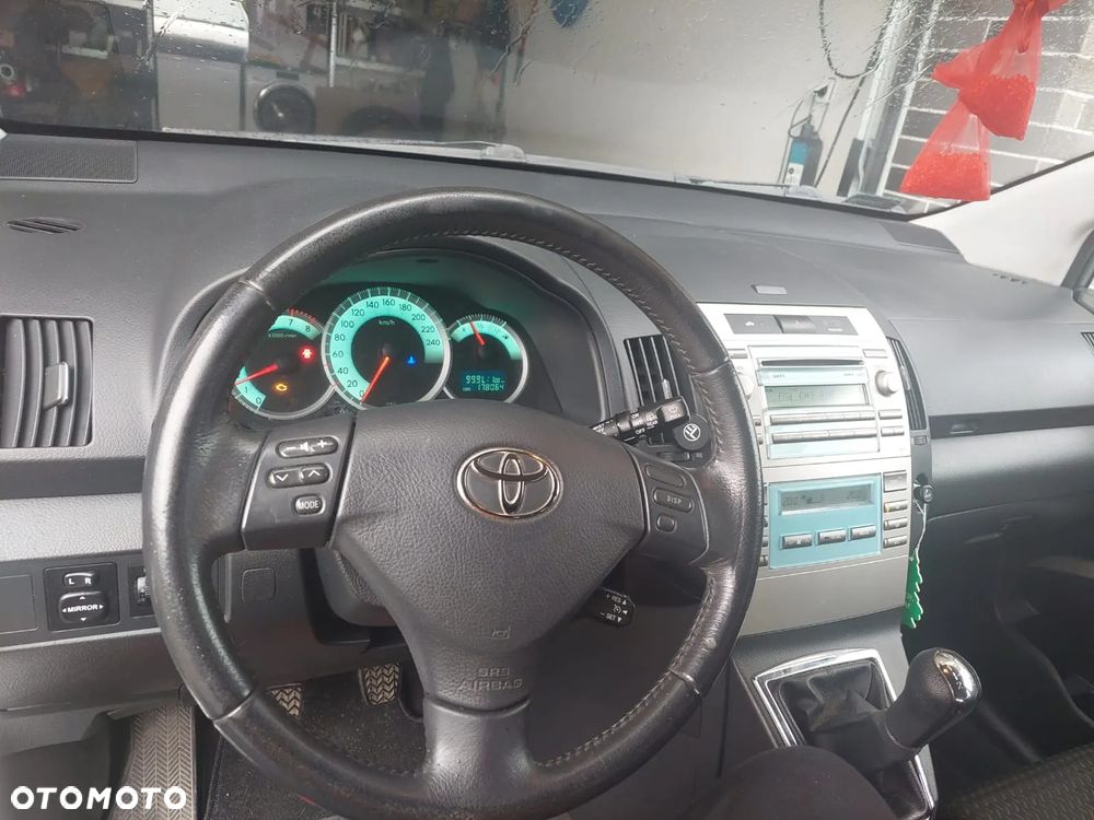 Toyota Corolla Verso - 6
