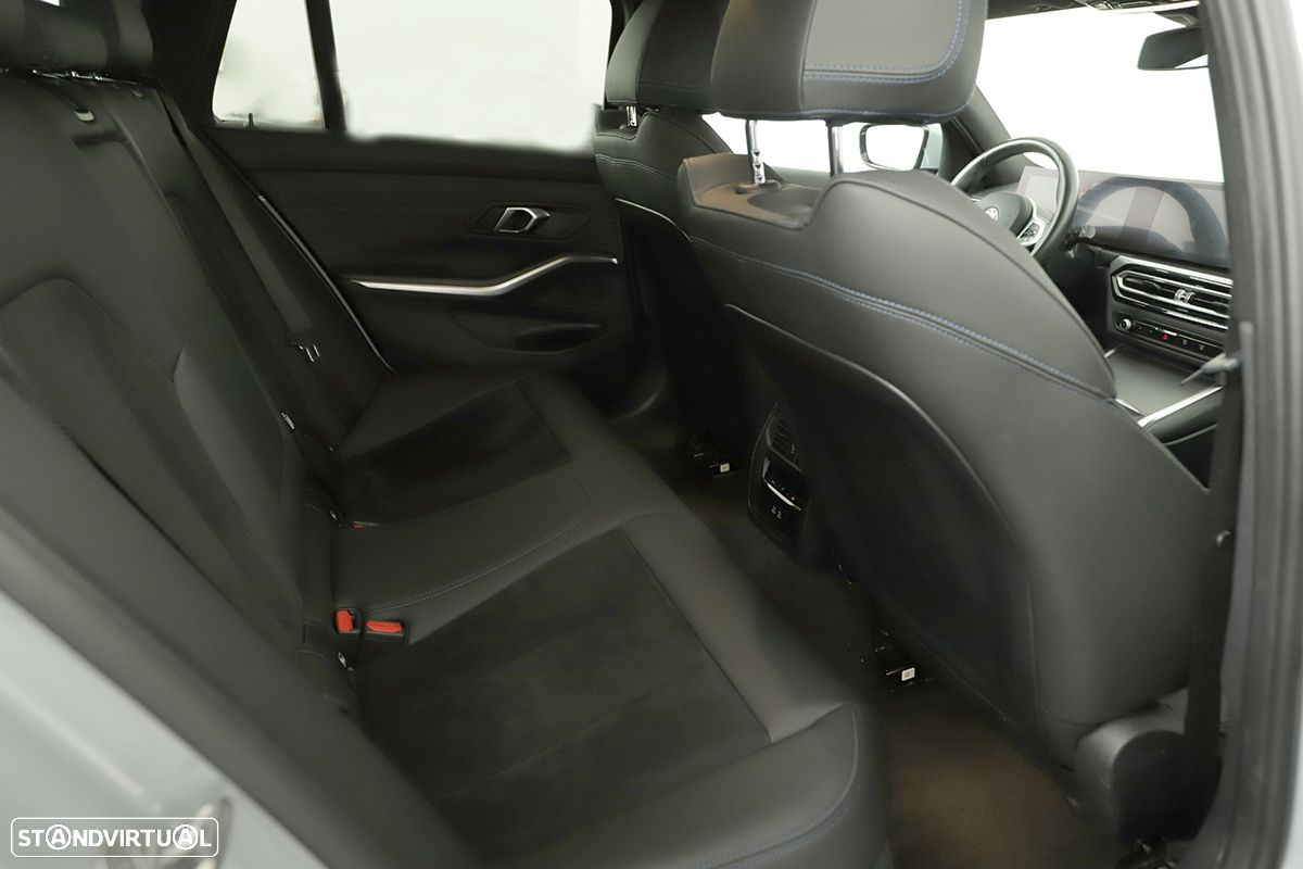 BMW 320 d Touring Pack Desportivo M Auto - 26