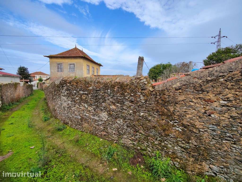 Quintinha com casa centenária para recuperar - Grande imagem: 4/17