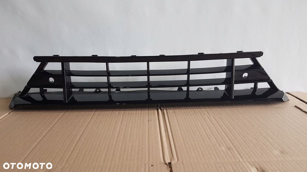 KRATKA ŚRODKOWA ZDERZAKA PRZÓD VOLVO XC60 LIFT R-DESIGN 32234959 - 2