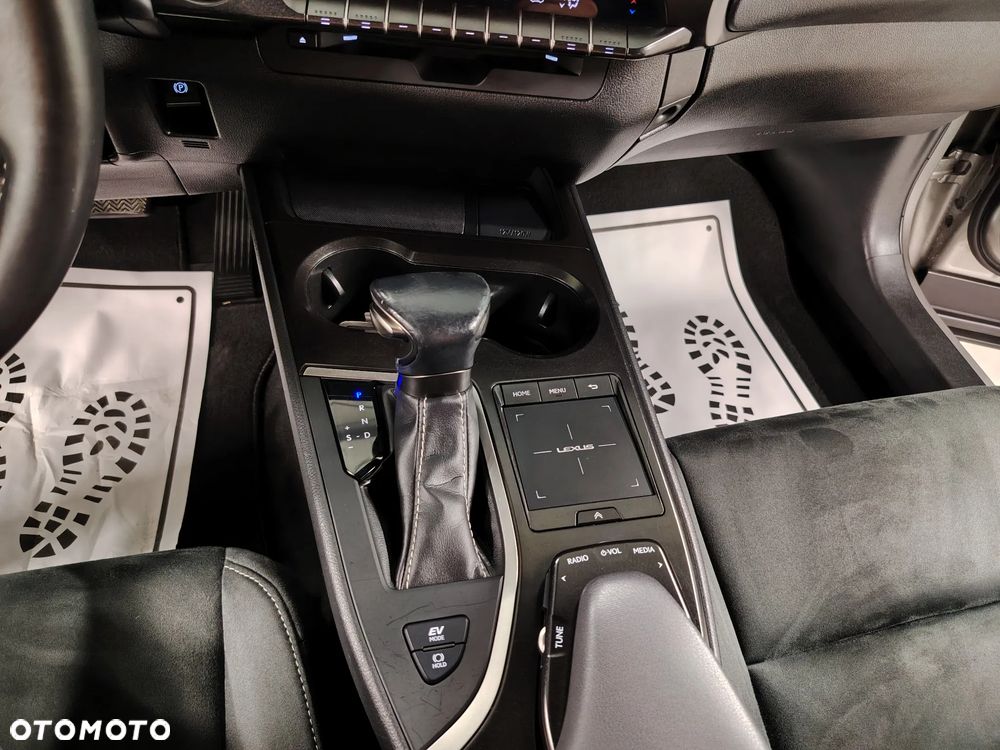 Lexus UX 250h Elegance 2WD - 33