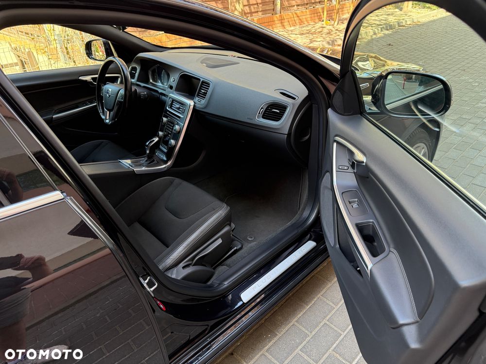 Volvo V60 D6 AWD Plug-in Hybrid Momentum - 6