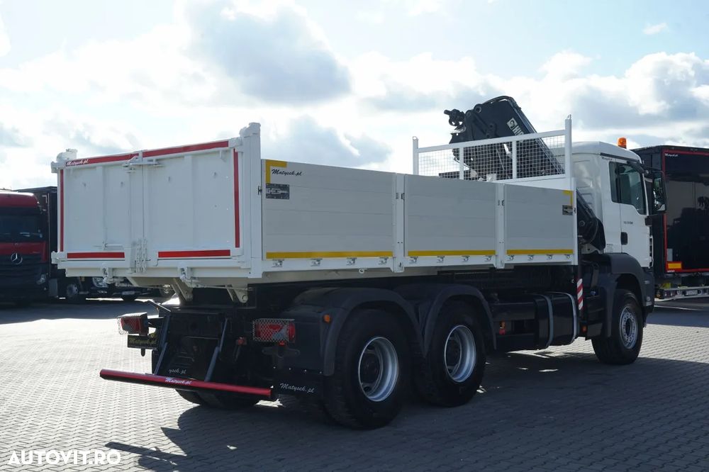 MAN 33.360 / 6x4 / BASCULANTĂ - 5,7 m + MACARA HIAB XS 122 HIDUO / RAZĂ MAXIMĂ - 8,2 m / CAPACITATE MAXIMĂ DE RIDICARE - 4.800 kg / OBOR CU DESCHIDERE MIXTĂ (RABATABIL/TIP UȘĂ) / CUTIE DE VITEZE MANUALĂ / TELECOMANDĂ / - 12