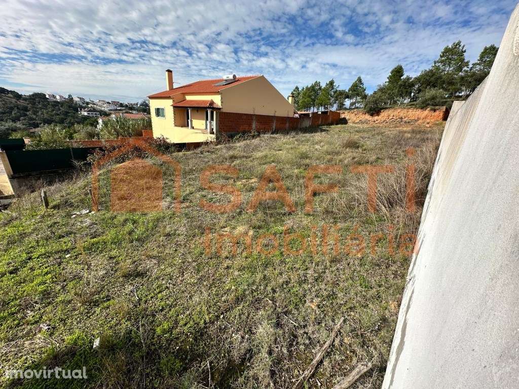 Lote para construção entre duas moradias - Grande imagem: 2/3