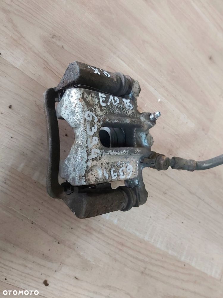 Toyota Corolla E12 zacisk tył jarzmo PRAWE 1,8 TS - 2