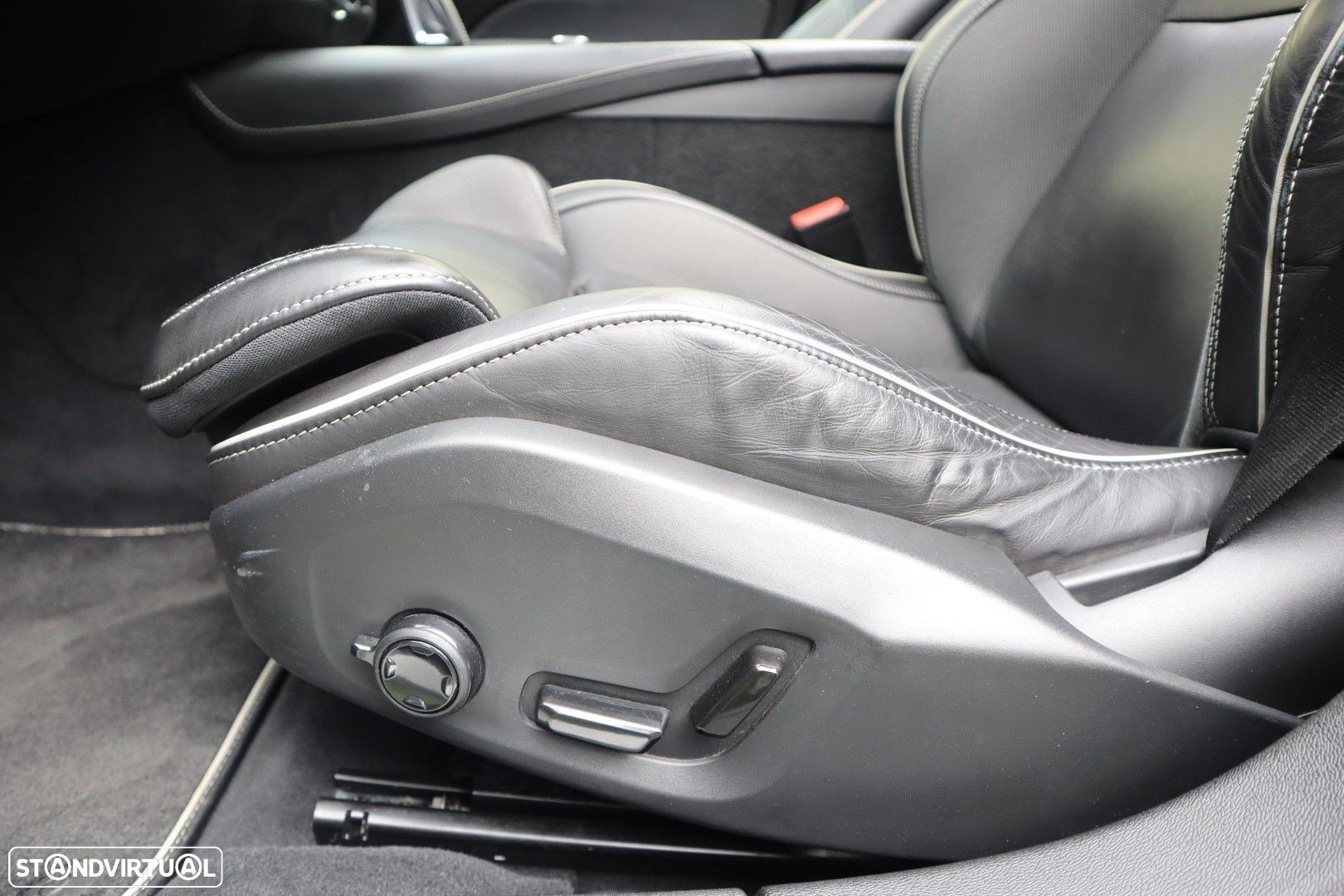 Volvo S60 2.0 T8 PHEV R-Design AWD - 30