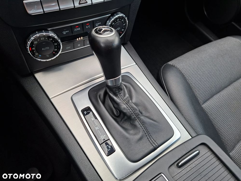 Mercedes-Benz Klasa C 180 CGI Automatik BlueEFFICIENCY Avantgarde - 27