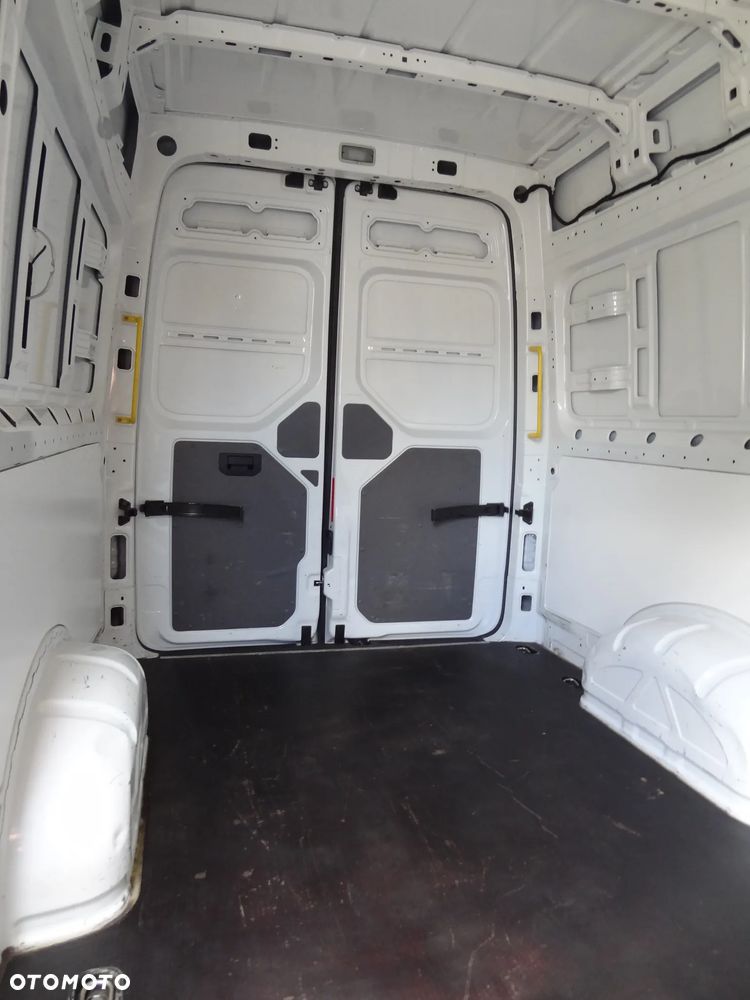 Volkswagen Crafter 2 L2H2 Furgon 35 Średni - 17