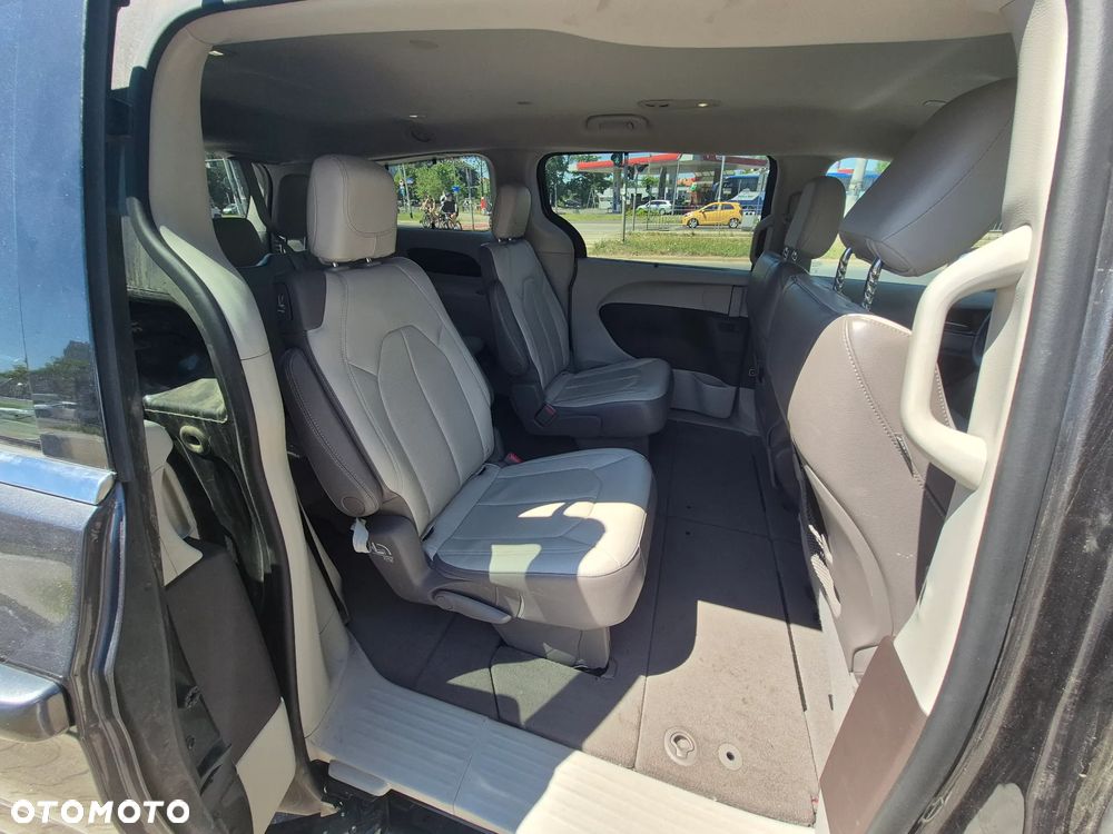 Chrysler Pacifica - 16