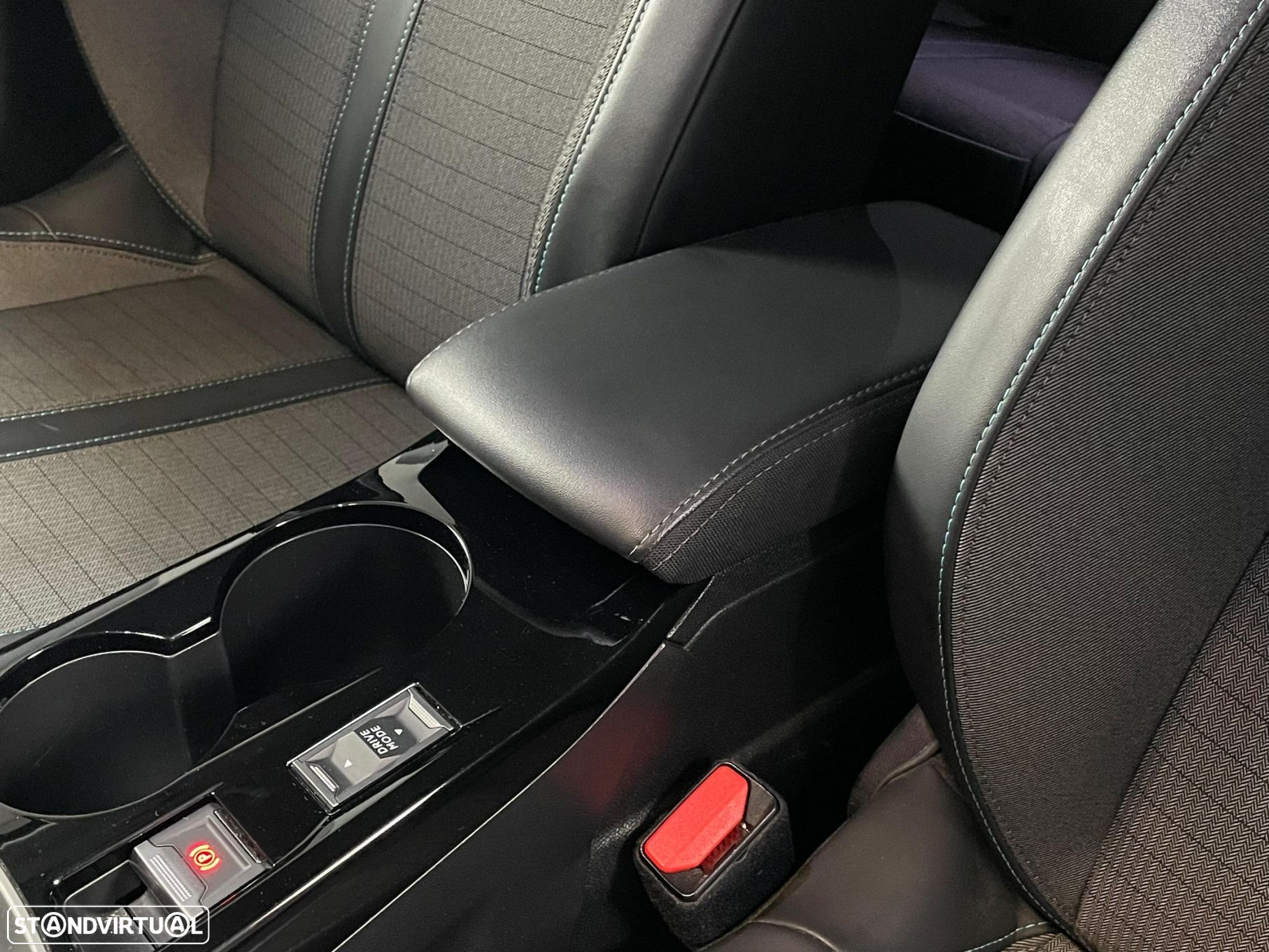 Peugeot 2008 1.2 PureTech Allure - 23