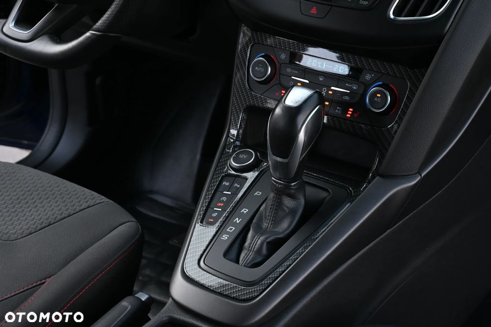 Ford Focus SW 1.5 EcoBoost S&S ST-LINE - 27