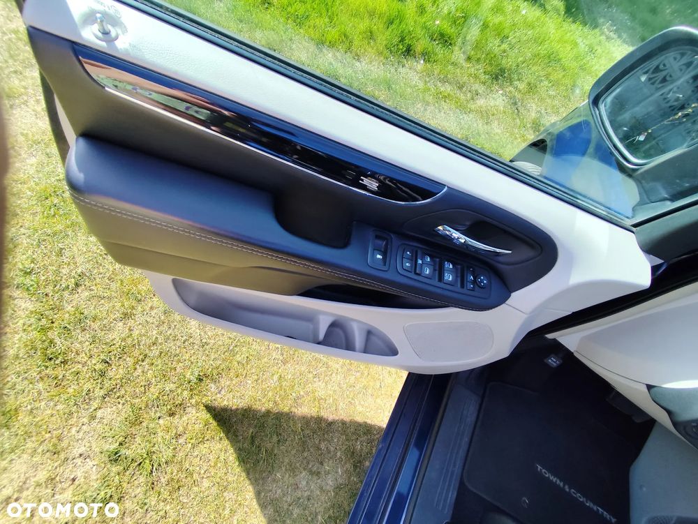 Chrysler Town & Country 3.6 Limited - 16