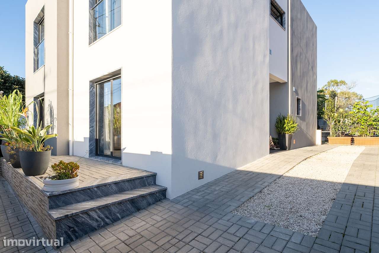 Encante-se com a sofisticação e o conforto desta moradia moderna em Ma - Grande imagem: 4/57