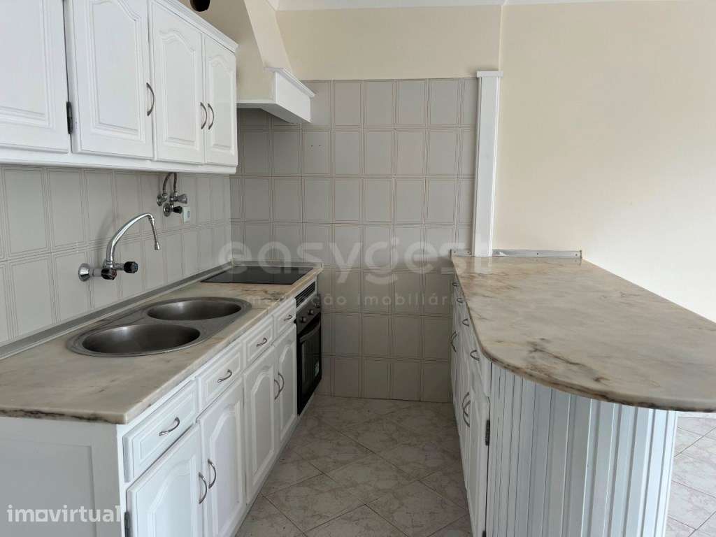 Apartamento T1, com lugar de estacionamento, a poucos metros da pra... - Grande imagem: 5/28