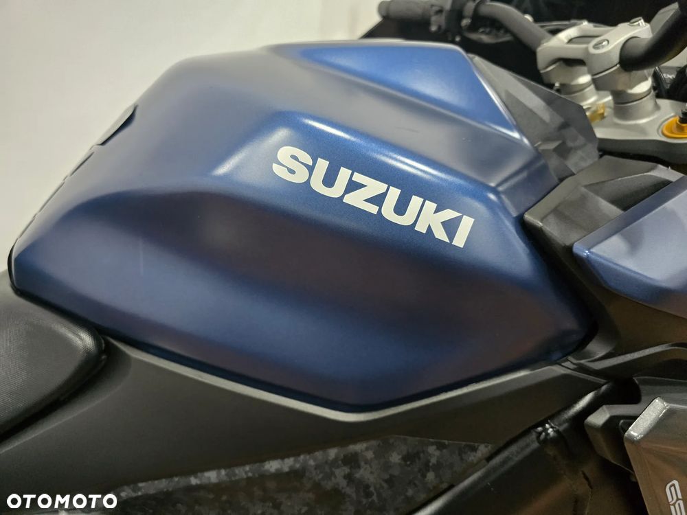 Suzuki GSX - 12