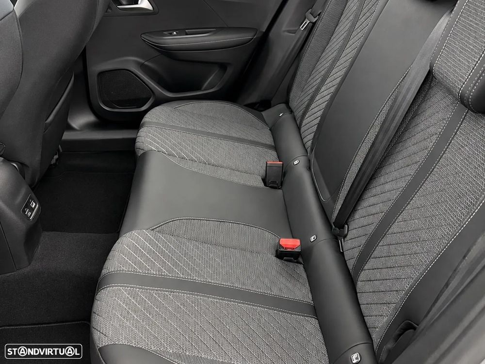 Peugeot 2008 1.2 Hybrid Allure e-DCS6 - 32