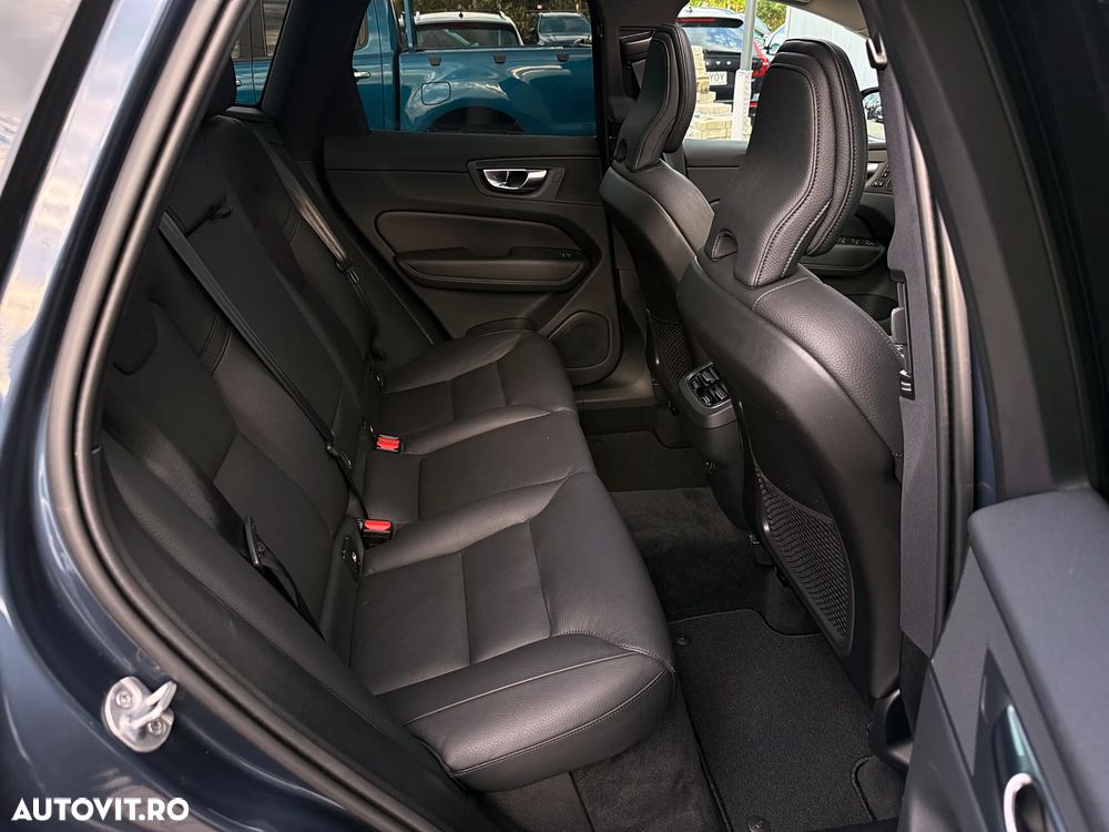 Volvo XC 60 B4 MHEV AT AWD Ultimate Dark - 25