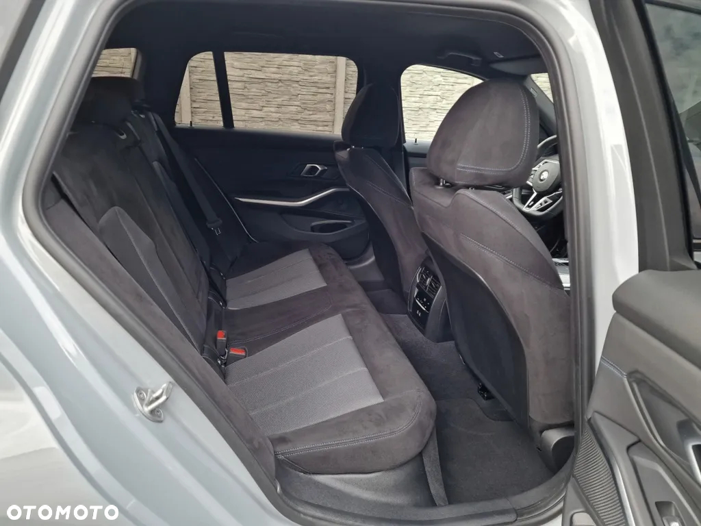 BMW Seria 3 330i xDrive M Sport - 28