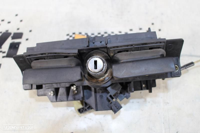 Puxador Da Tampa Da Mala Audi A3 (8L1)  8D9827565h / 8D9827565j / 4B08 - 8