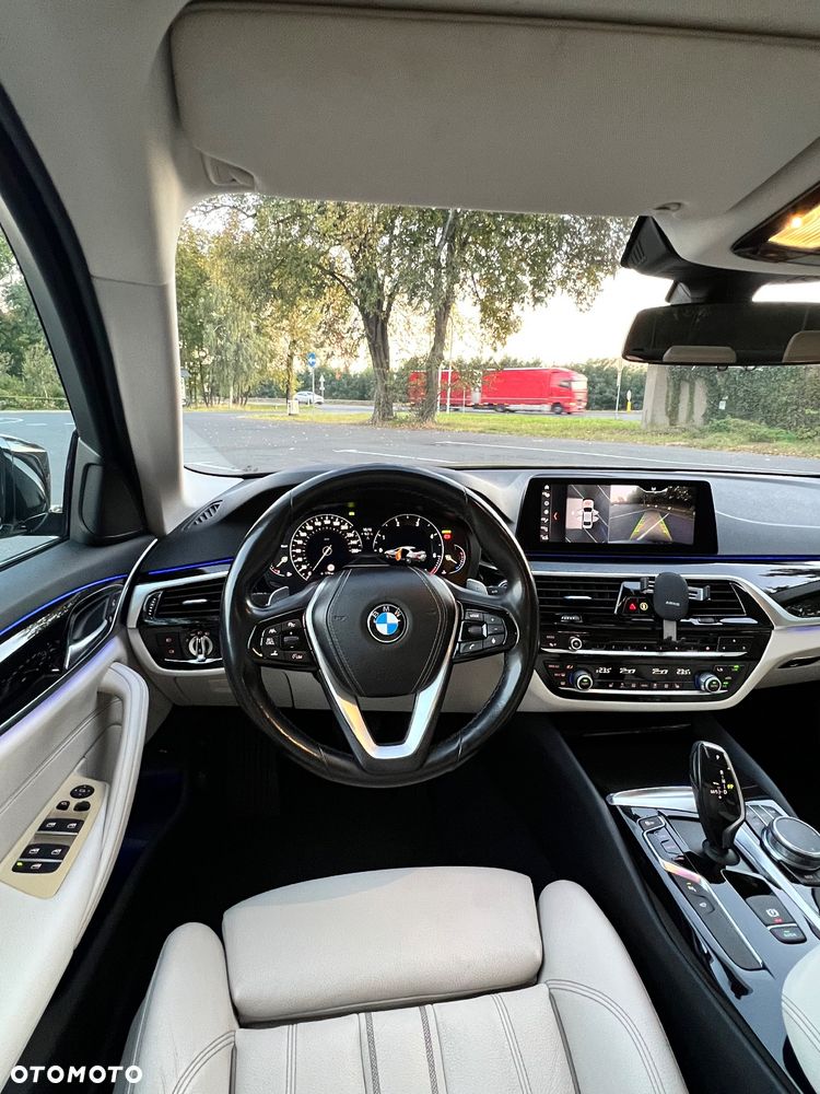 BMW Seria 5 520d xDrive - 28