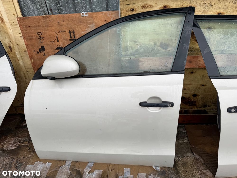 Hyundai i30 kod lakieru QU hatchback błotnik prawy lewy przedni przód drzwi prawe lewe przednie tylne srebrne szare lampa prawa lewa przednia przód soczewka maska pas przedni wąż klimy klapa tył tylnia klapa bagażnika lampy tylnie belka tył zderzak tył tylni - 17
