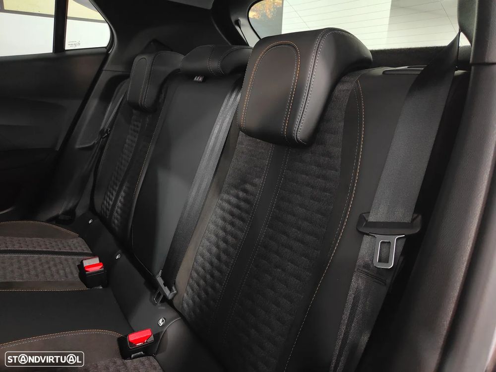 Peugeot 2008 1.2 PureTech Allure EAT8 - 39