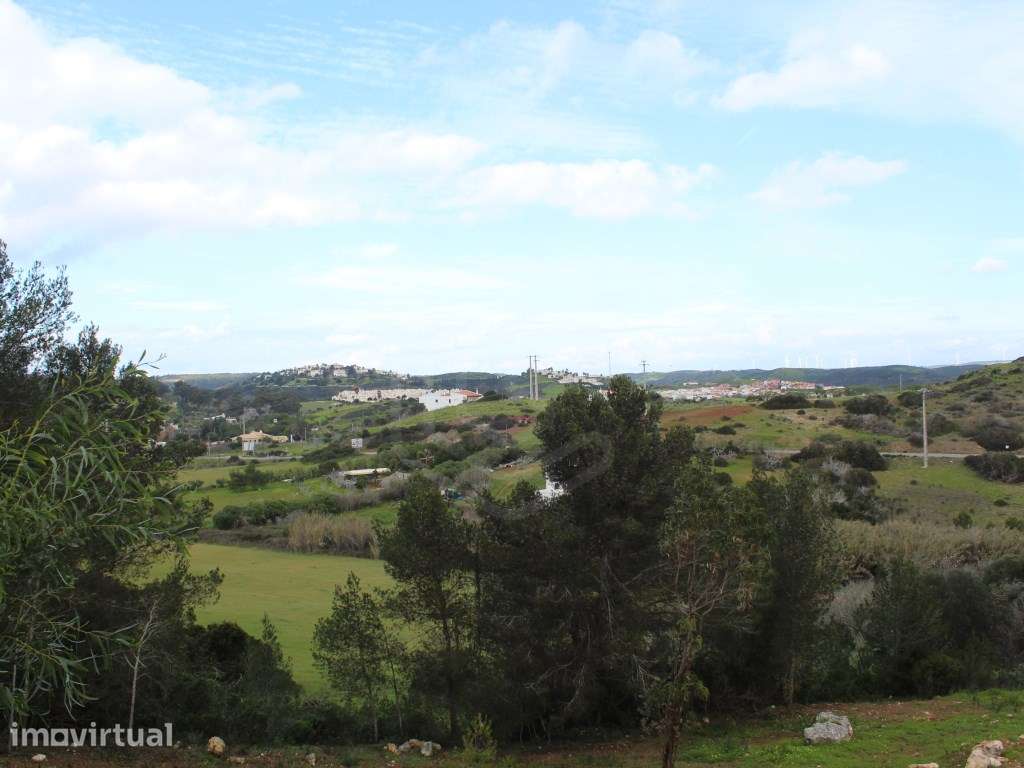Lote Urbano a 2km da praia da Salema, em Budens, Algarve - Grande imagem: 2/25