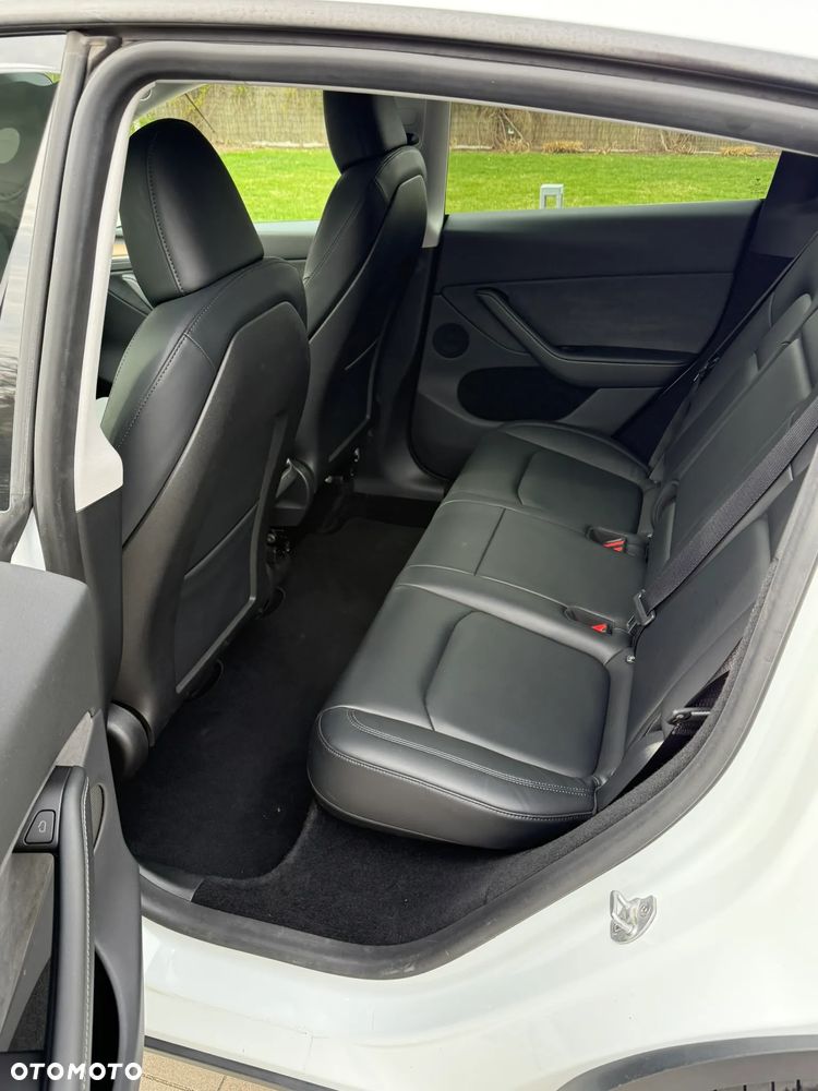 Tesla Model Y - 8