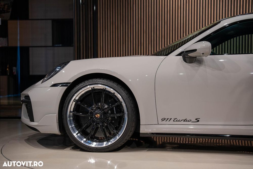 Porsche 911-TURBO-S - 11