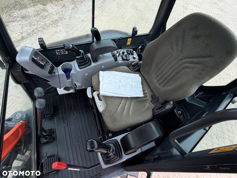 Kubota U27 Minikoparka koparka gąsienicowa 2.8 tony. jak Nówka sztuka z salonu! 2017 rok. 2200mtg. Przywieziona z Gospodarstwa Norweskiego! Zadbana Maszyna ani deka luzów i wycieków. Aktualna Dekra dokumentacja BMWT! Szybkozłącze Hydrauliczne. Szybka wolna jazda.Zamki na tłokach. Wersja Norweska!! OKAZJA - 30