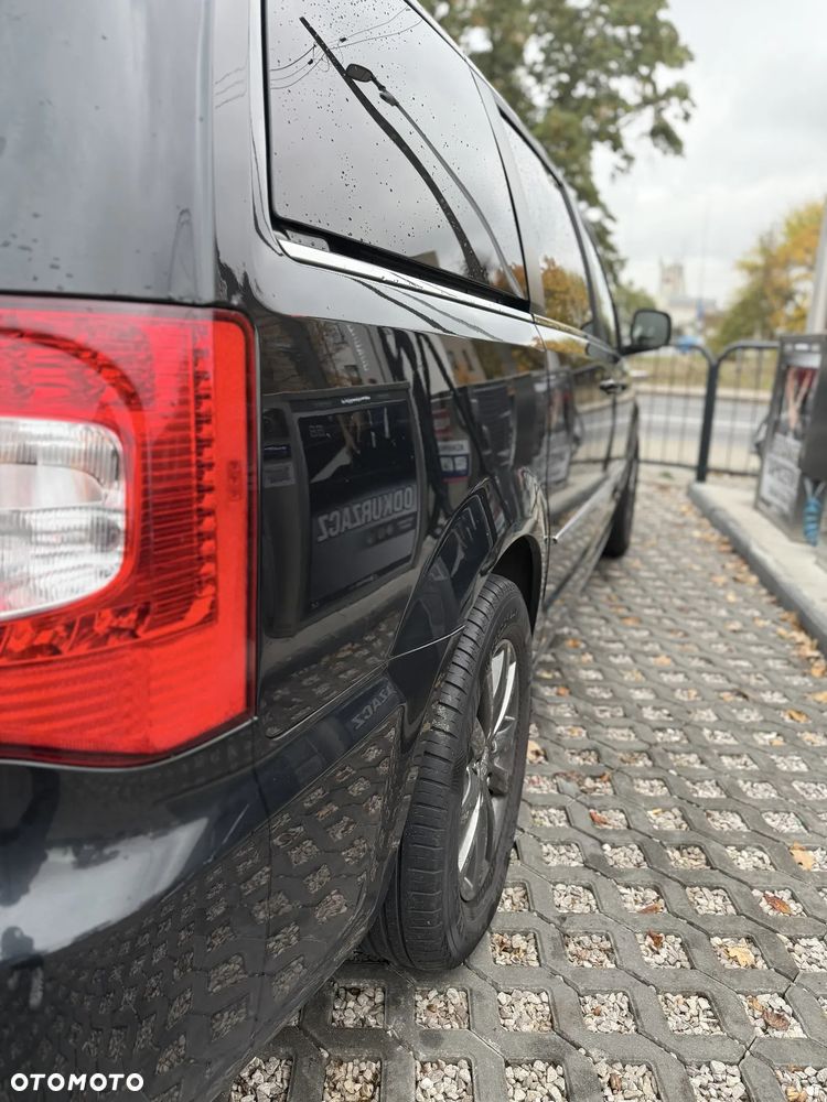 Chrysler Town & Country - 19