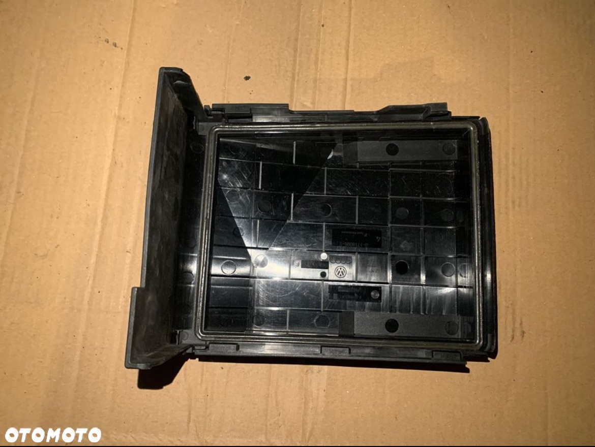 1K0937132F pokrywa skrzynki bezpieczników vw tiguan 5N lift - 2