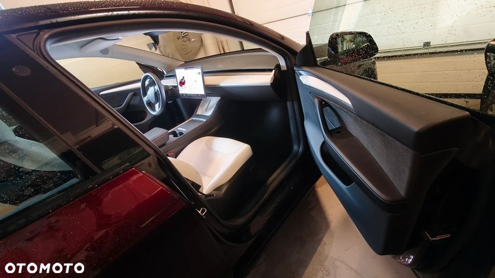 Tesla Model Y Long Range AWD - 13