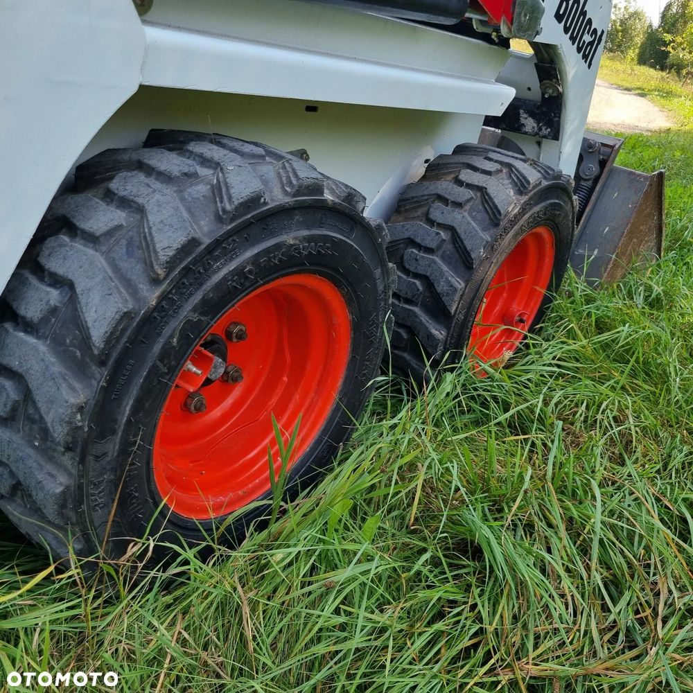 Bobcat S70 Mini-ładowarka 4x4 wózek terenowy. Łyżka! Wyjścia Hydrauliczne pod urządzenia z przodu! 2018 rok prod. 564 MTG. aktualne serwisy DEKRA. Dokumentacja. silnik Kubota 3cyl. Maszyna Jak Nowa z Salonu! Pochodzi z Norweskiego Gospodarstwa! Zero luzów i wycieków. Bardzo mocna i wydajna maszyna o małych gabarytach! Wąska miesci się do najbardziej trudno dostępnych miejsc! Idealna do stajni. OKAZJA TANIO. Szybki i zwinny sprzęt potężna moc - 34