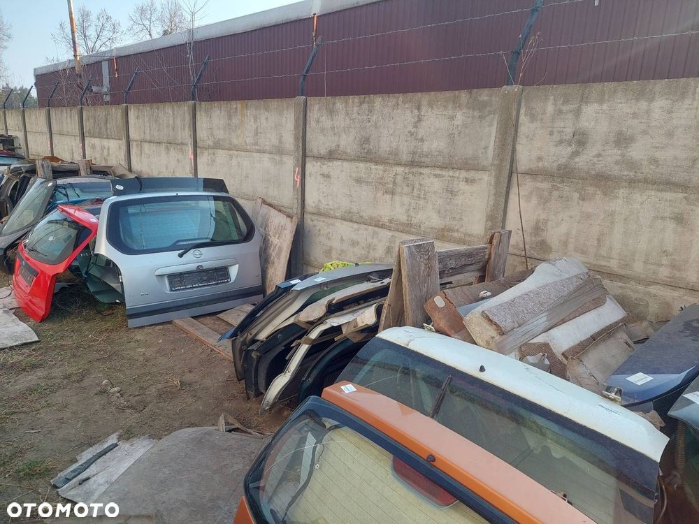 KOMPLETNY TYŁ KLAPA BAGAŻNIKA ZDERZAK TYŁ LAMPY TOYOTA YARIS I 8P4 - 16