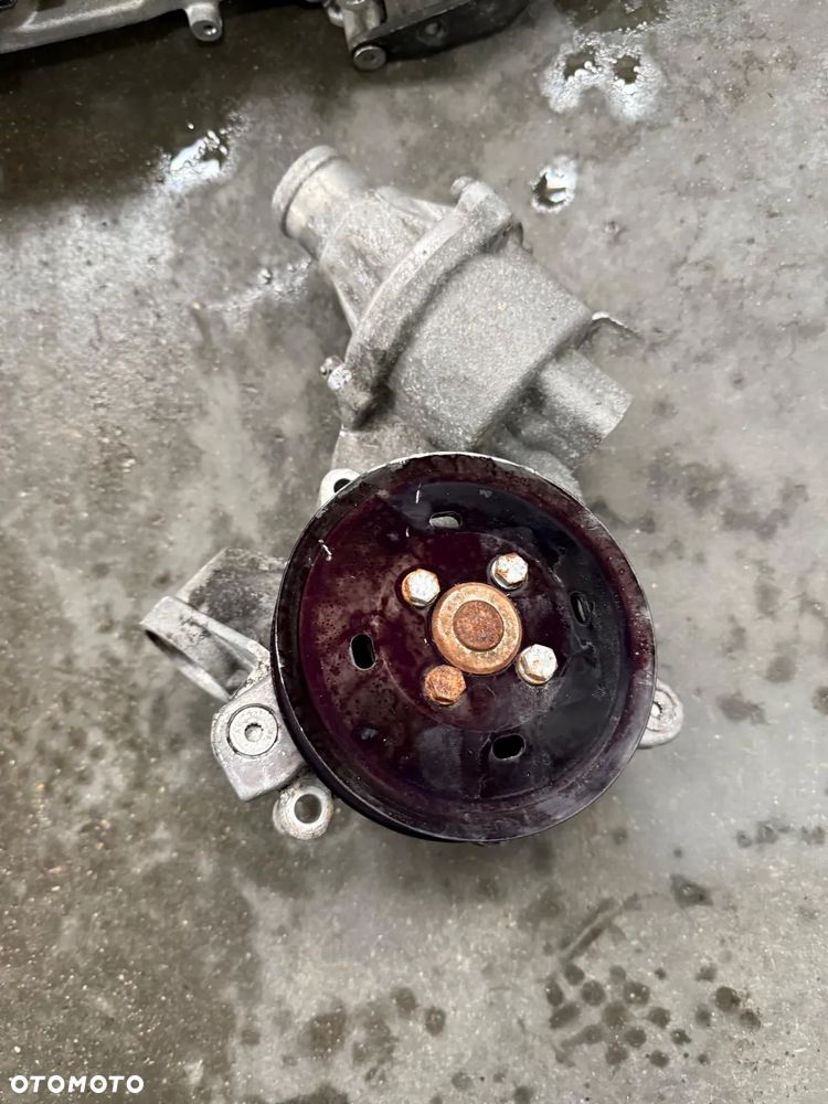 obudowa pompy wody Audi Q7 v12 TDI 05A121037B - 2