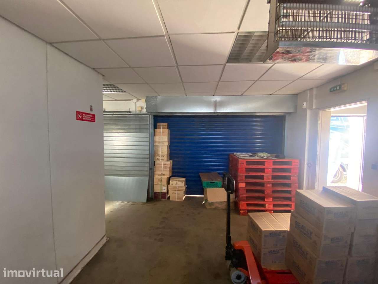 Espaço comercial/armazém com câmaras frigoríficas e monta-cargas - Grande imagem: 2/19