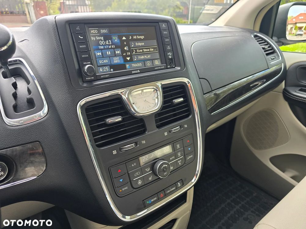 Chrysler Town & Country - 22