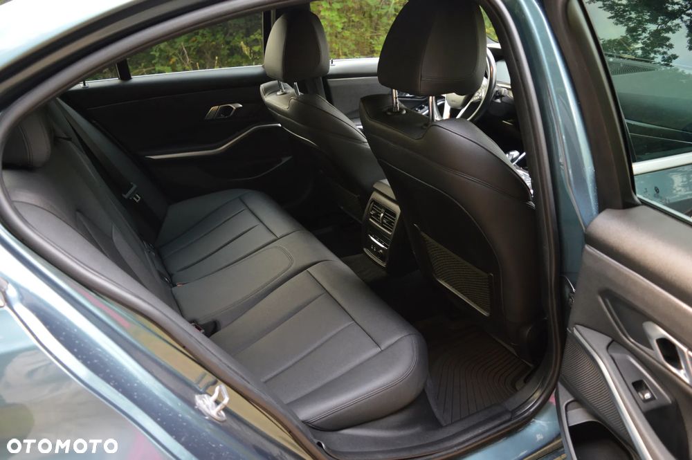 BMW Seria 3 330i - 27