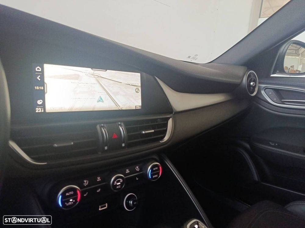 Alfa Romeo Giulia 2.2 D Veloce AT8 AWD — fotografia 22