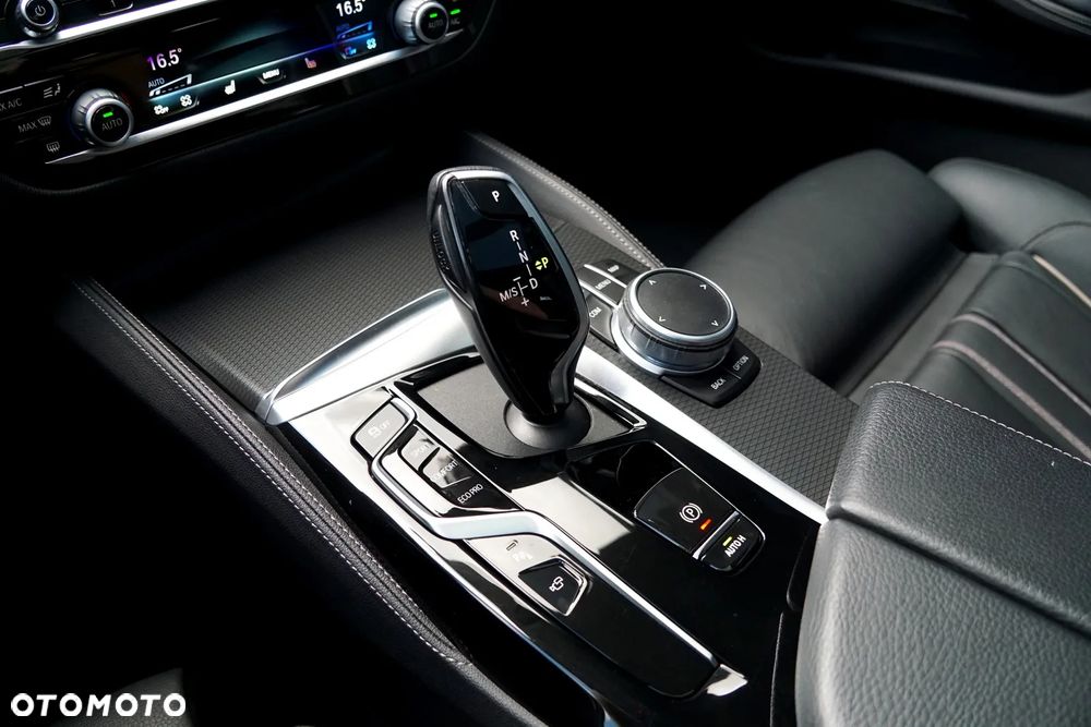 BMW Seria 5 540d xDrive Touring M Sport Edition - 38