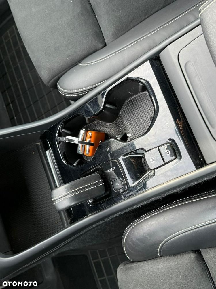 Volvo XC 40 B4 B AWD DKG RDesign - 25