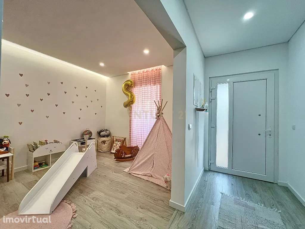 Moradia T4 Completamente Remodelada na Matriz da Ribeira Grande - Grande imagem: 3/33