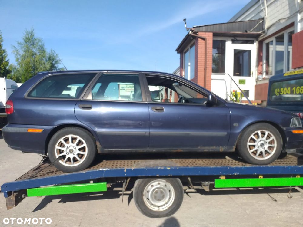 Auto na części - Volvo v40 diesel Silnik Skrzynia Drzwi Maska Klapa Błotnik Zderzak Lampa Szyba Klamka Lusterko Deska Kokpit - 2