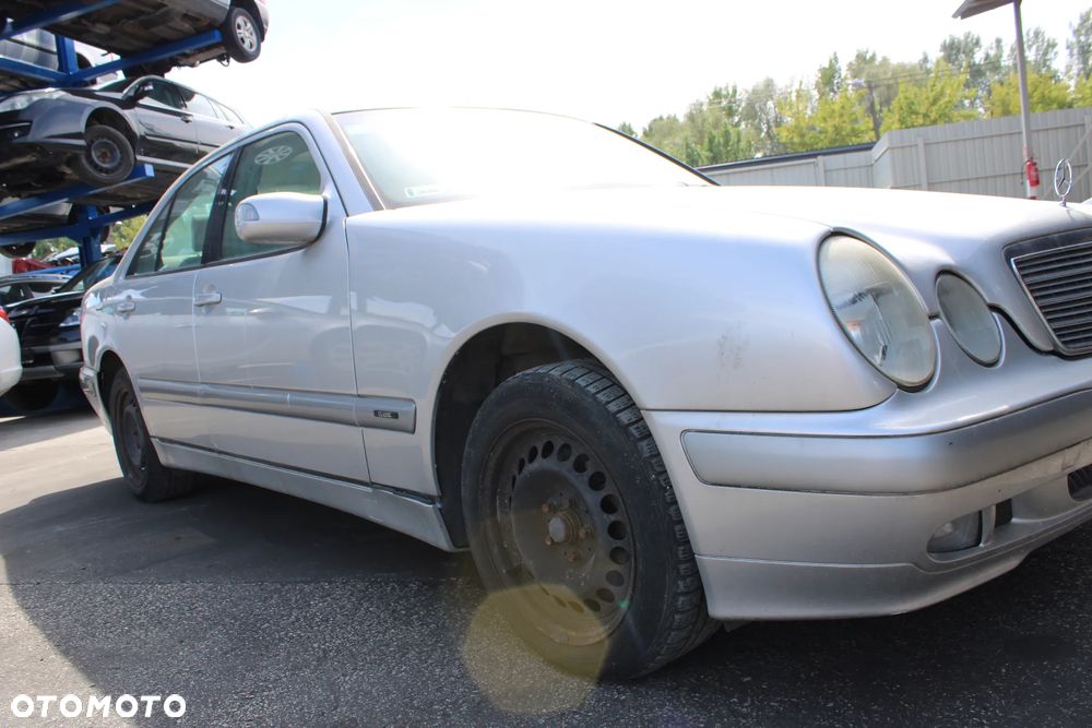 Mercedes W210 Sedan  Maska 744 Drzwi - 8