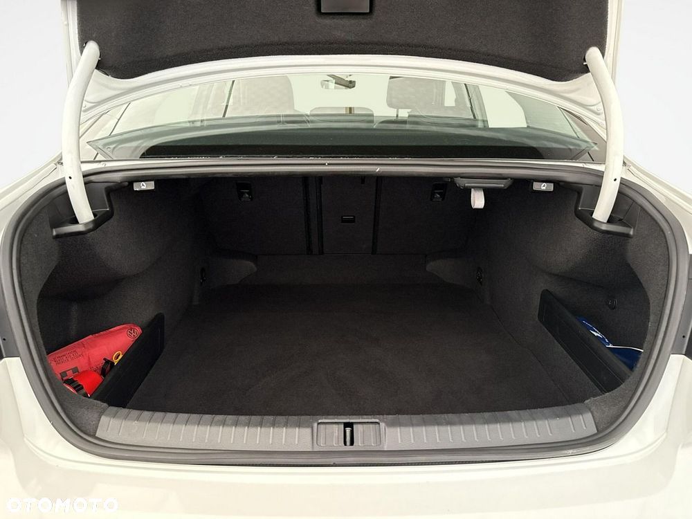 Volkswagen Passat - 20