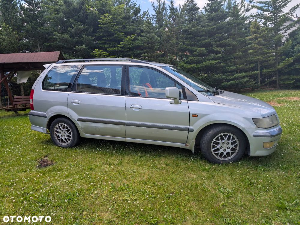 Mitsubishi Space Wagon - 2