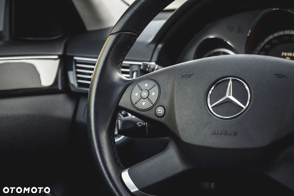 Mercedes-Benz Klasa E 200 CGI BlueEFFICIENCY 7G-TRONIC Avantgarde - 37